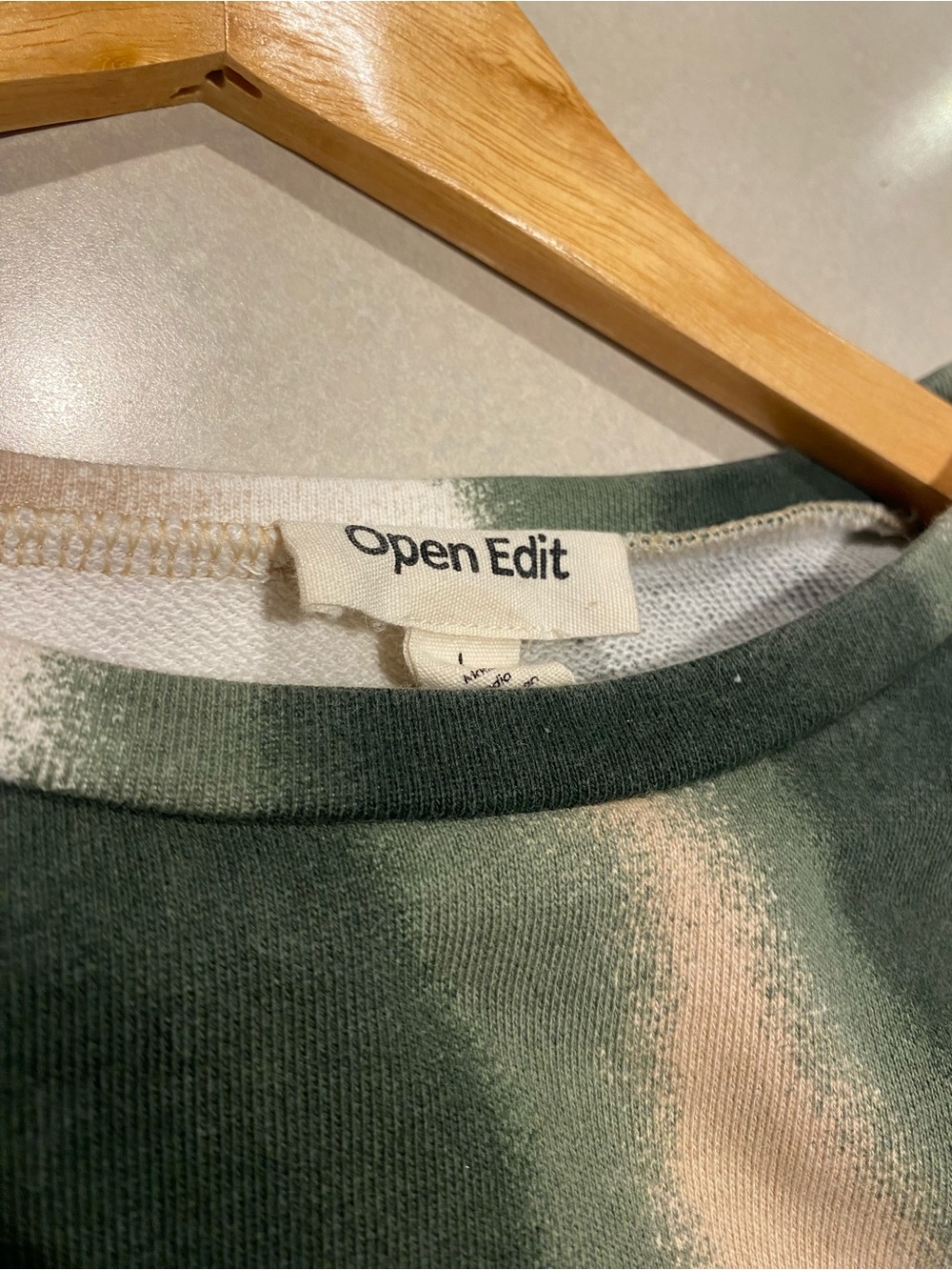 👛🫶🏽👌Open Edit Women’s Green & Cream Cropped Tie-Side Sweatshirt - Picture 4 of 5